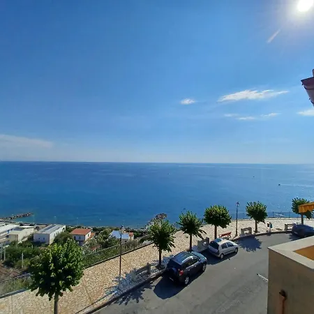 Un Oblo Sul Mare Apartment