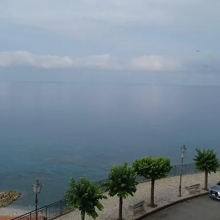 Un Oblo Sul Mare * San Lucido