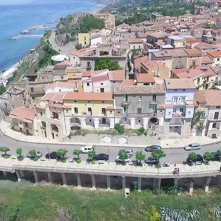Un Oblo Sul Mare San Lucido